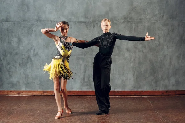 Jeune couple danseurs dansant danse de salon cha-cha-cha. — Photo