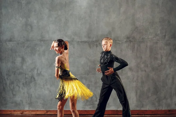 Pareja joven bailarines bailando baile de salón cha-cha-cha. — Foto de Stock