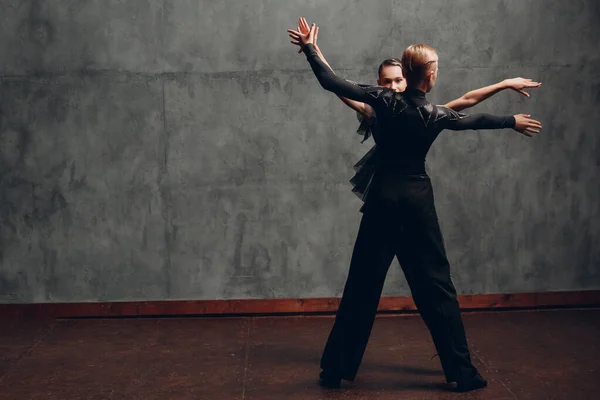 Dans eden genç çift Paso Doble — Stok fotoğraf