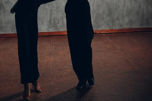 Casal jovem dançando dança de salão Paso doble. Pernas de perto. — Fotografia de Stock