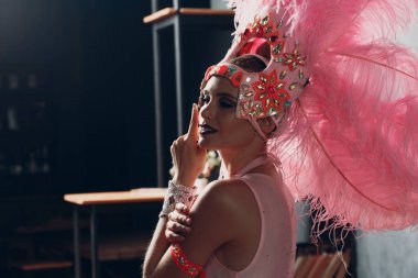 Samba ya da lambada tüylü pembe tüylü bir kadın.