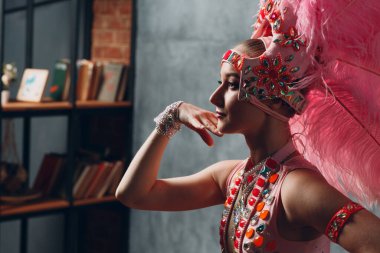 Samba ya da lambada tüylü pembe tüylü bir kadın.