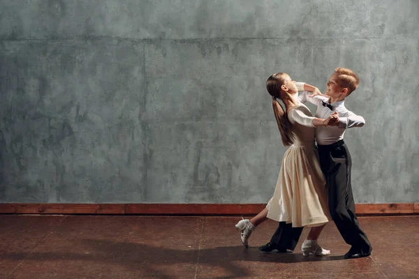 Menino e menina dançando na dança de salão Valsa vienense — Fotografia de Stock