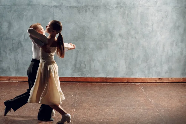 Jeune couple garçon et fille dansant dans la danse de salon valse viennoise — Photo