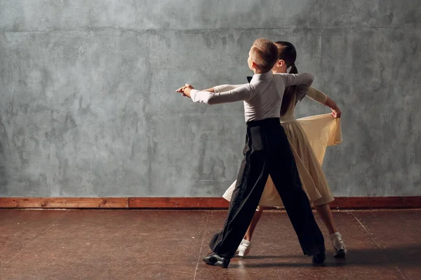 Jeune garçon et fille dansant danse de salon Valse viennoise — Photo