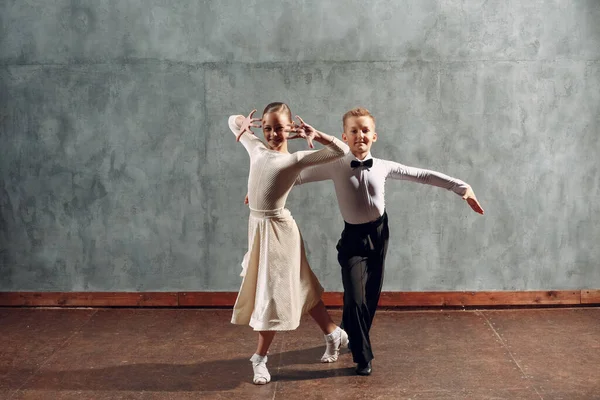 Jeune couple garçon et fille dansant dans la danse de salon Samba — Photo