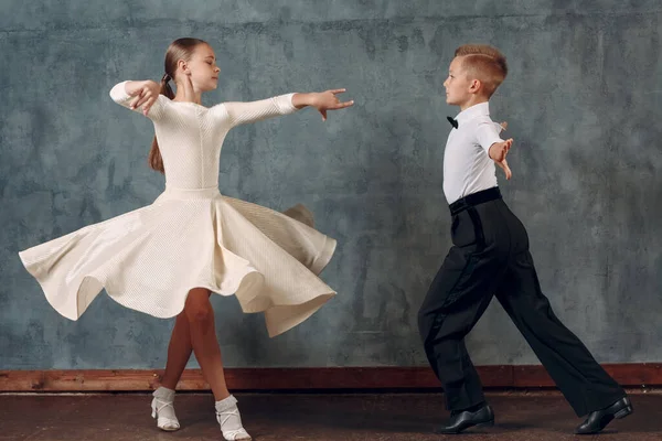 Jovens dançarinos menino e menina dançando em dança de salão Samba — Fotografia de Stock