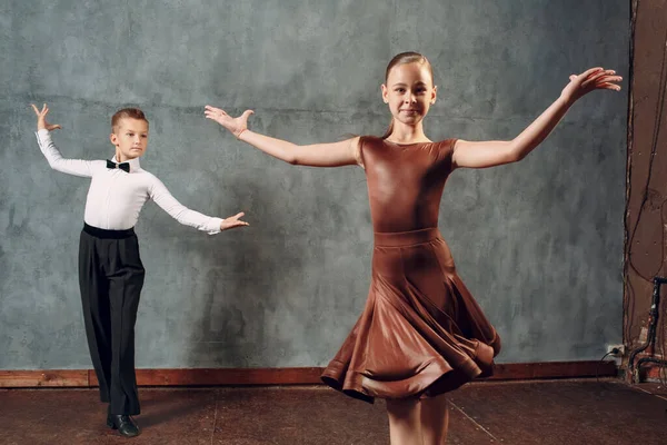 Fiatal táncosok fiú és lány tánc bálterem tánc Samba — Stock Fotó