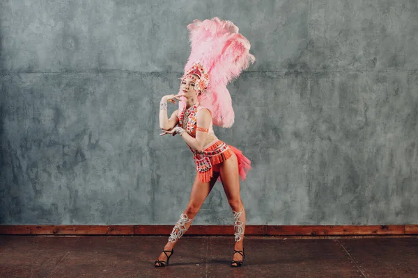 Wanita berkostum samba atau lambada dengan bulu merah muda. — Stok Foto