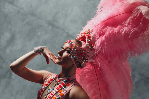 Mujer en traje de samba o lambada con plumaje de plumas rosadas —  Fotos de Stock