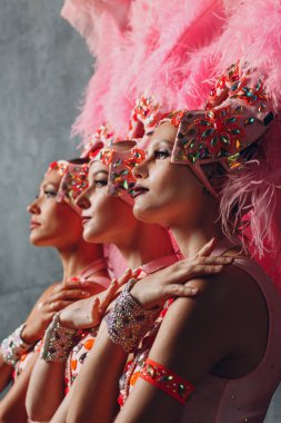 Samba ya da lambada tüylü üç kadın portresi