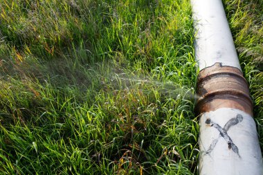 Açık Alandaki Delik 'ten Jetle Su Borusu Sızdırıyor
