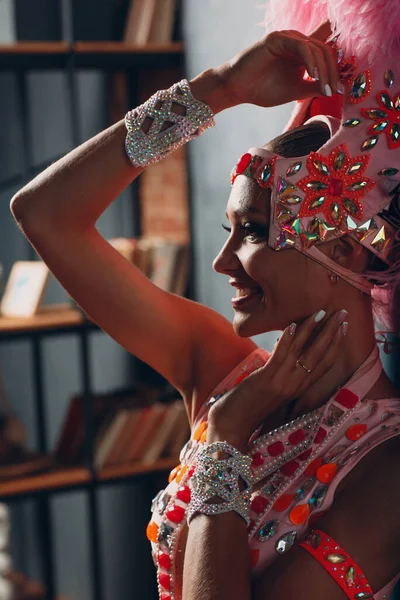 Женщина в костюме самбы или ламбады с оперением розовых перьев — стоковое фото