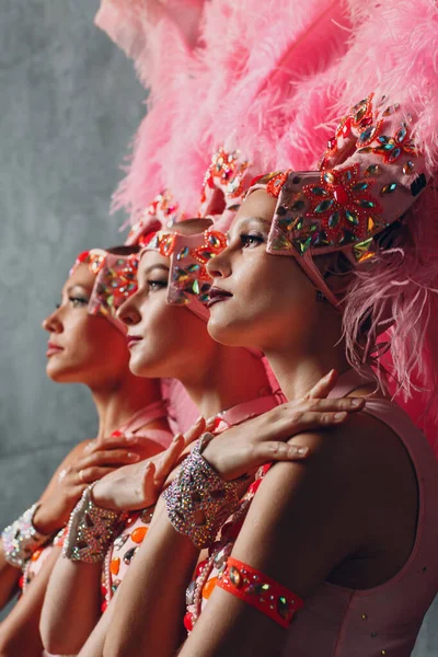 Samba ya da lambada tüylü üç kadın portresi