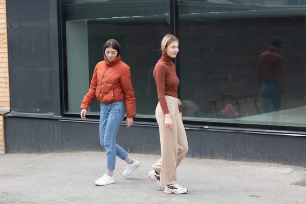 Δύο κορίτσια περπατούν στο δρόμο της πόλης. Νεαρή γυναίκα έξω. — Φωτογραφία Αρχείου