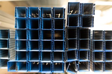 Depodaki duvarlar için metal inşaat rehberleri