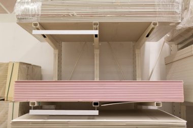 Yapı deposunda alçıpan levhalı palet.