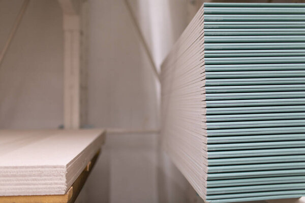 Поддон с гипсокартонными панелями в магазине строительных складов.