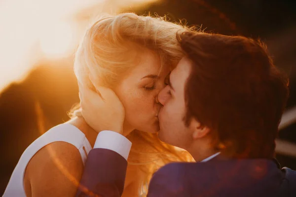 Casamento casal noiva e noivo beijos juntos para sempre — Fotografia de Stock