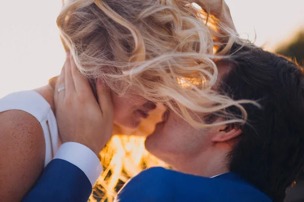 Casamento casal noiva e noivo juntos para sempre — Fotografia de Stock