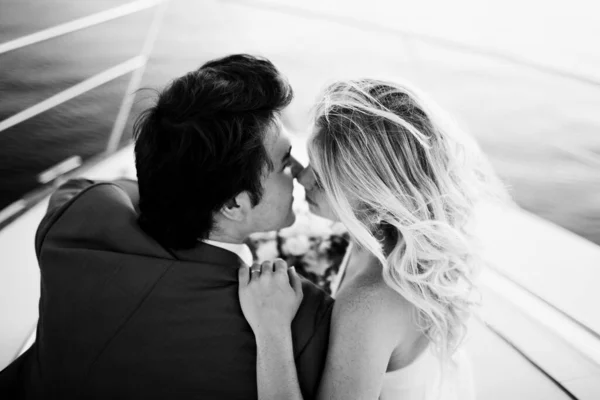Hochzeitspaar Braut und Bräutigam zusammen für immer Schwarz-Weiß-Bild — Stockfoto