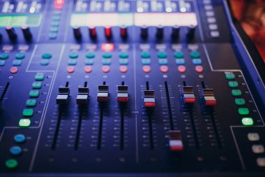 Gece kulübünde ses kanalları karıştırılıyor, elle dengeleniyor