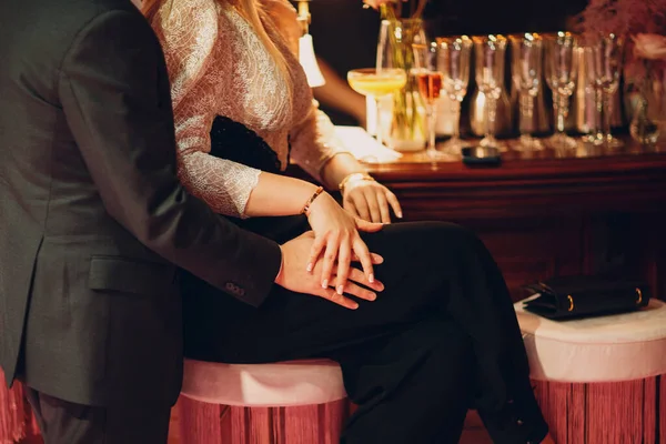 Mężczyzna i kobieta ręce trzyma romantyczną parę w restauracji — Zdjęcie stockowe