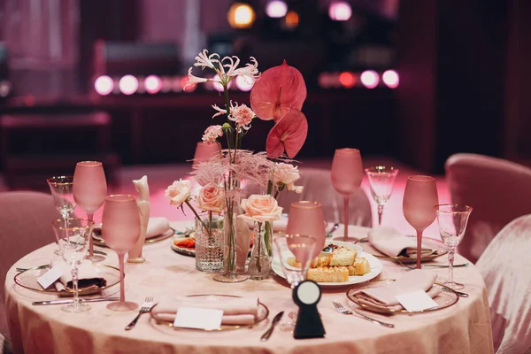 Jantar romântico mesa de decoração rosa no restaurante — Fotografia de Stock