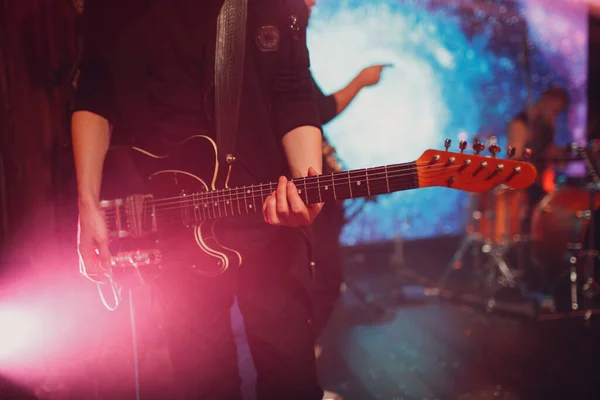 Primo piano di un uomo mani strumming chitarra elettrica — Foto Stock