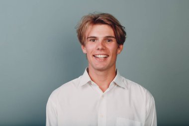 Stüdyoda duran genç adamın portresi..