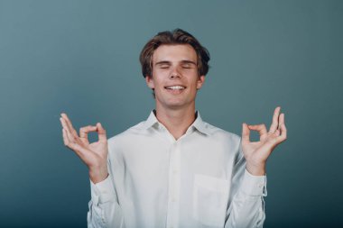 Stüdyoda portre Avrupalı genç adam portresi ve tamam mudra yoga zen konsepti.