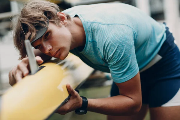 Sportsman single scull man rower prepare to competition with boat — Stock Photo, Image