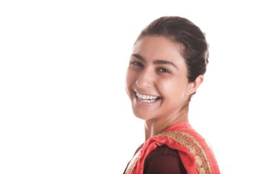 Sari giymiş genç Hintli kadın portresi.