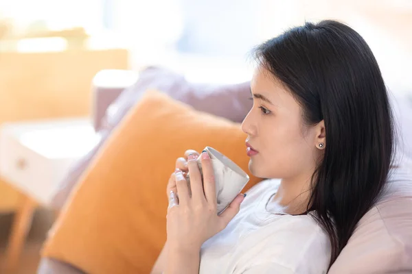 실내 아파트 에서 오후 차를 즐기고 있는 시안 여인의 모습. — 스톡 사진