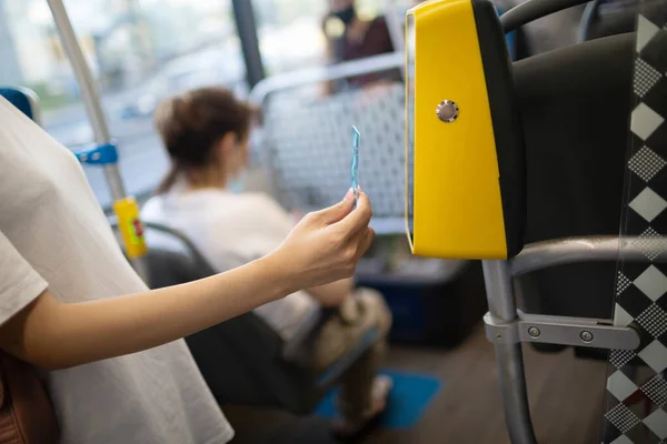 Aziatische vrouw betalen conctactloos met plastic kaart voor het openbaar vervoer in de bus — Stockfoto