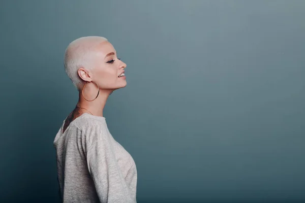 Millenial junge Frau mit kurzen blonden Haaren Porträt. — Stockfoto