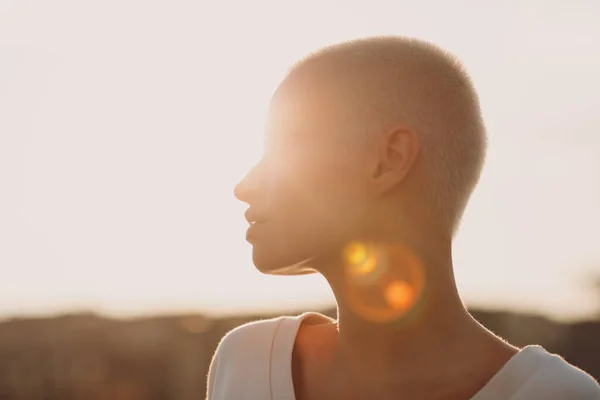 Millenial junge Frau blonde kurze Haare im Freien lächelnd Porträt. — Stockfoto