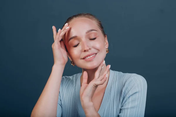 Milenial joven mujer rubia pelo retrato haciendo yoga facial auto facebuilding masaje para la piel de la cara — Foto de Stock