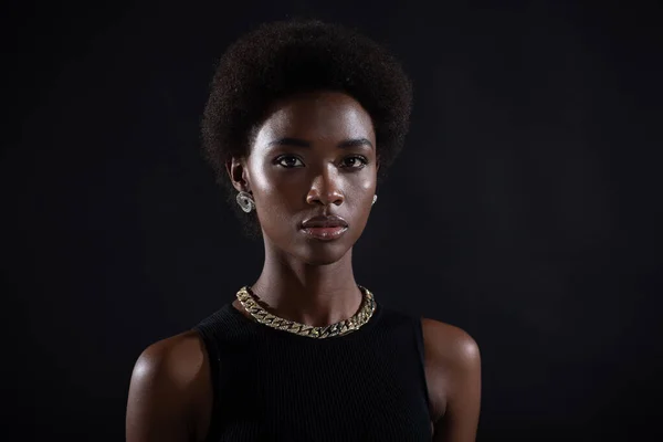 Portrait de jeune femme noire élégante et sérieuse — Photo