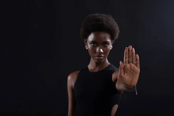 Pretty czarny Afryki młody dorosły kobieta odizolowany na czarnym tle z jej strony w stop gest. — Zdjęcie stockowe