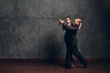 Dans pistinde dans eden genç çift Paso Doble