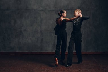 Dans pistinde dans eden genç çift Paso Doble