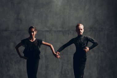 Balo salonunda dans eden genç çift..