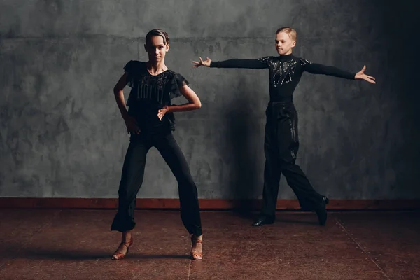 Jong paar dansen in ballroom dans cha cha cha. — Stockfoto