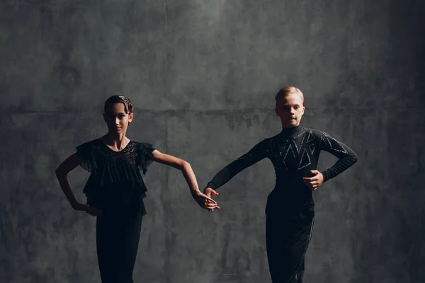 Casal jovem dançando em dança de salão cha cha cha . — Fotografia de Stock