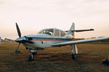 RUSSIA, MOSCOW - 1 AĞUSTOS 2020: Bölgesel havaalanında küçük özel tek motorlu pervane uçağı