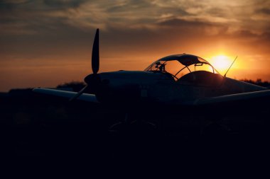 RUSSIA, MOSCOW - 1 AĞUSTOS 2020: Günbatımında küçük özel tek motorlu pervane uçağı bölgesel havaalanında