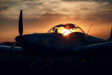 RUSSIA, MOSCOW - 1 AĞUSTOS 2020: Günbatımında küçük özel tek motorlu pervane uçağı bölgesel havaalanında