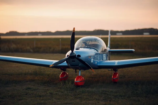 RUSSIA, MOSCOW - AUGAugust 1, 2020: Small single engine propeller plane at sunset local airport — 스톡 사진