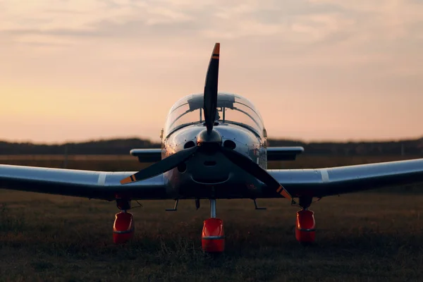 RUSSIA, MOSCOW - AUGAugust 1, 2020: Small single engine propeller plane at sunset local airport — 스톡 사진